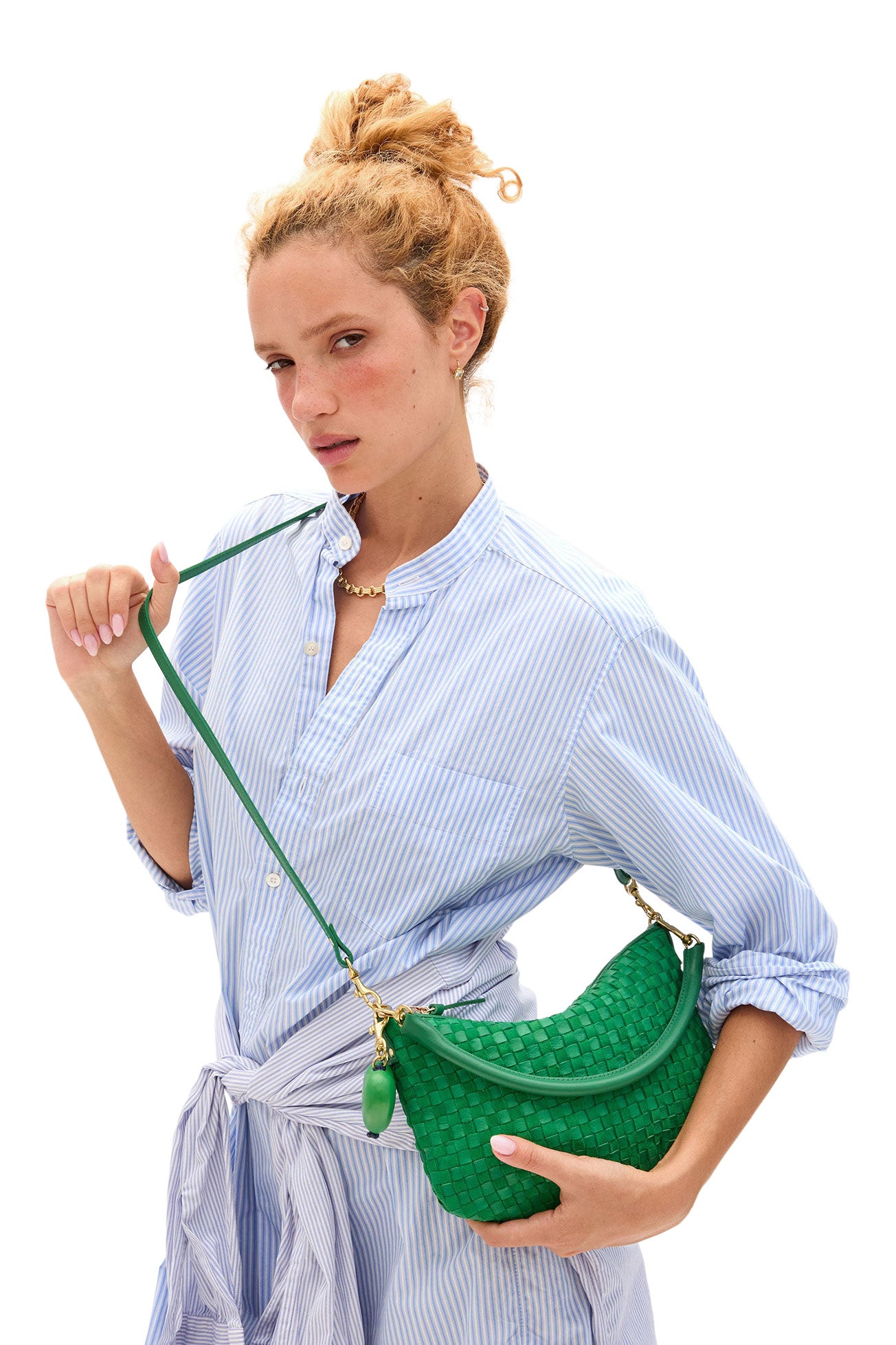 Clare V. Petit Moyen Messenger in Grass