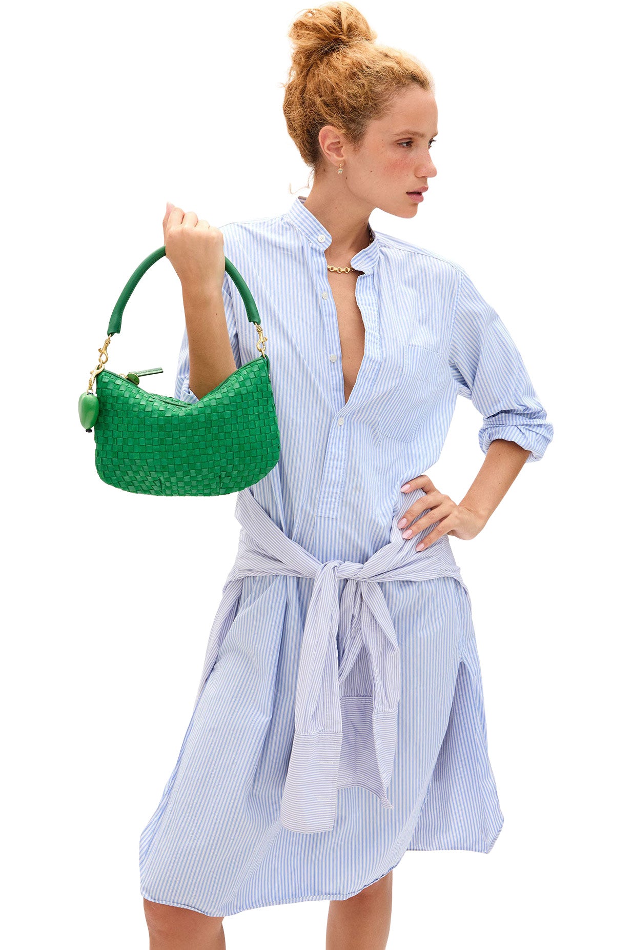 Clare V. Petit Moyen Messenger in Grass